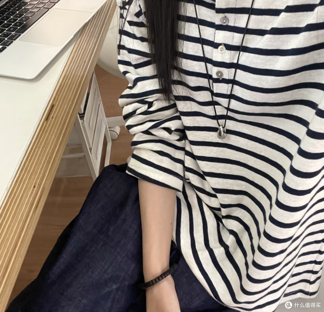 条纹罩衫的秋日美学
