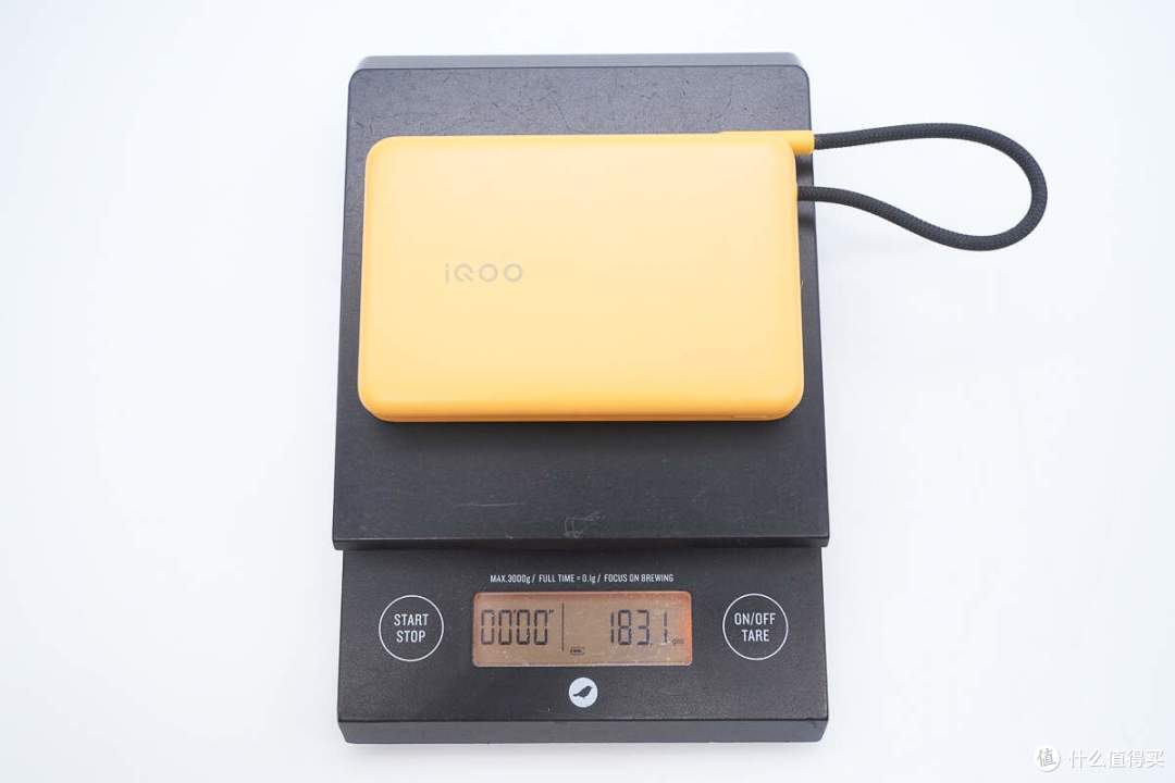纤薄小巧机身,iQOO 33W 10000mAh自带线充电宝拆解