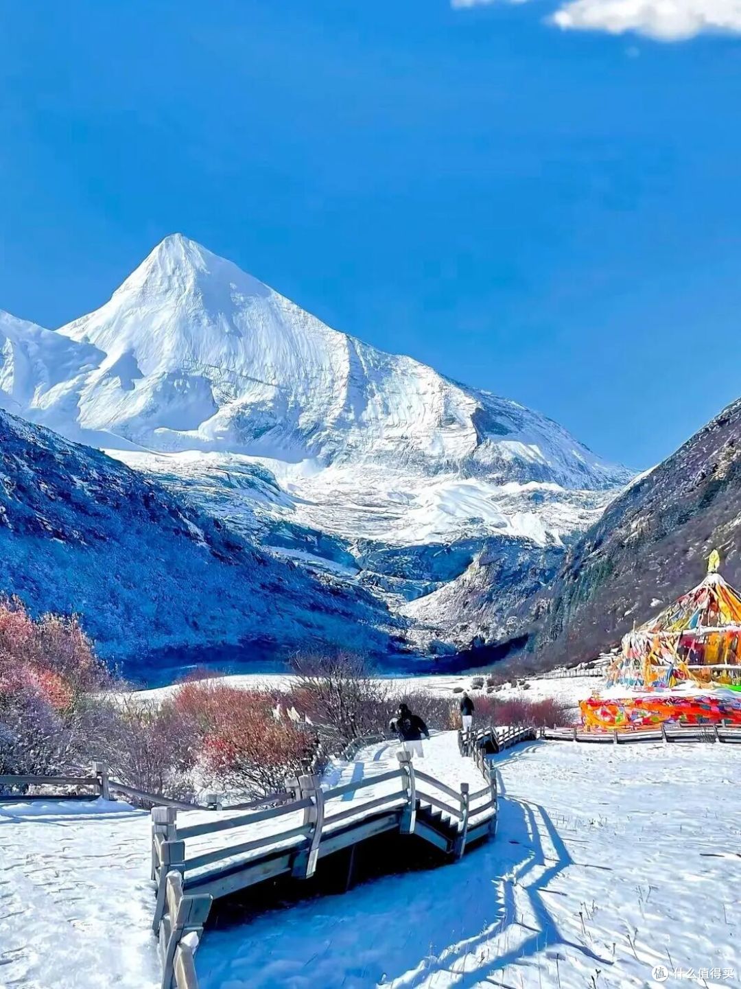 冬日川西：雪山王国里的蓝冰、温泉与银河盛宴