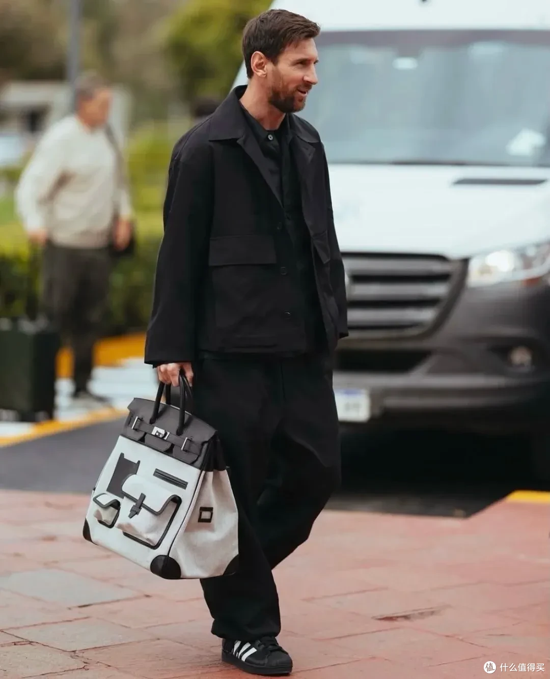 有人看过煤老板这张手提爱马仕Cargo Birkin 40的街拍不？？帅到都轰动到时尚圈了！