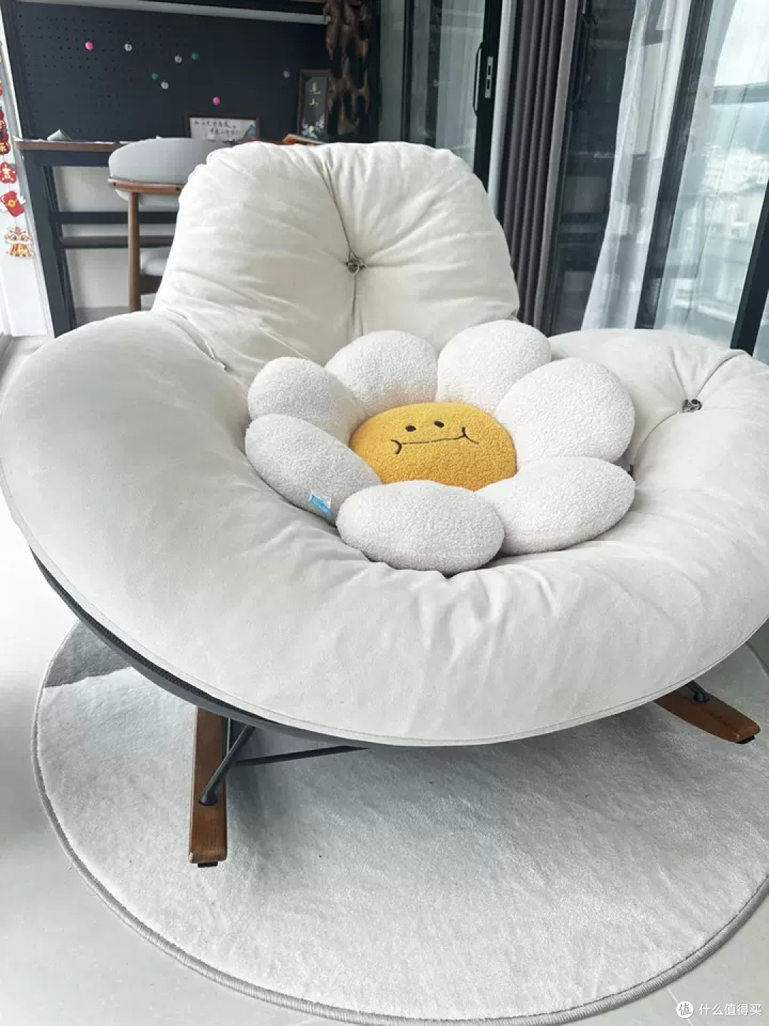 希尔顿企鹅摇椅：小户型阳台的理想选择