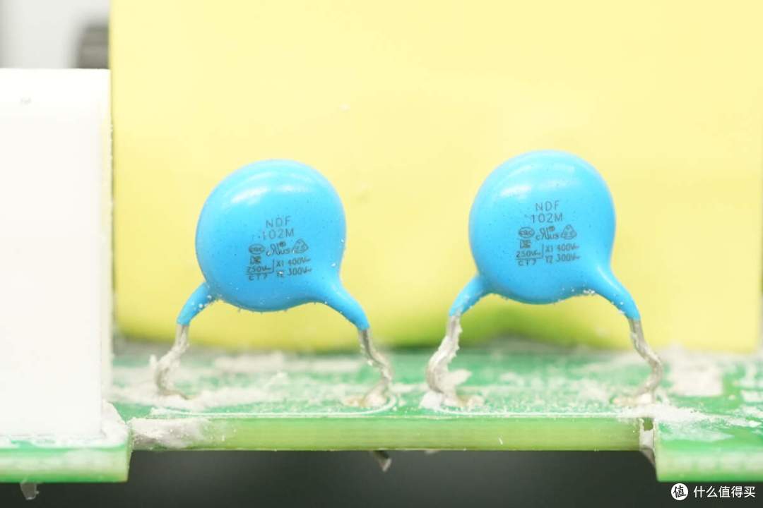 新国标插头设计,雅迪72V氮化镓电动自行车充电器拆解