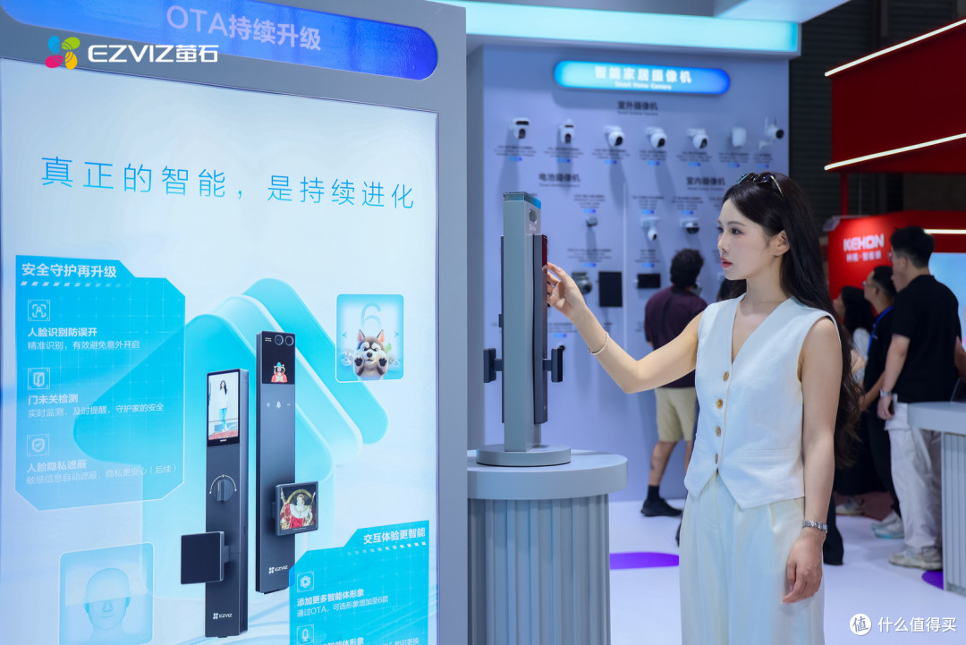 告别伪AI:萤石的「全域自研」,正在定义智能锁的下一站