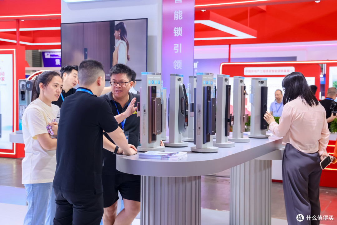 告别伪AI:萤石的「全域自研」,正在定义智能锁的下一站