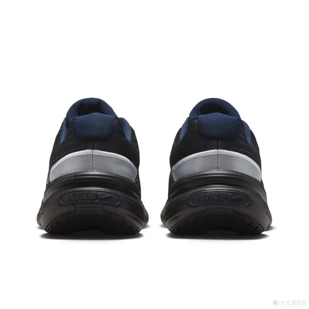 Nike UPLIFT SC SE:轻便透气运动鞋