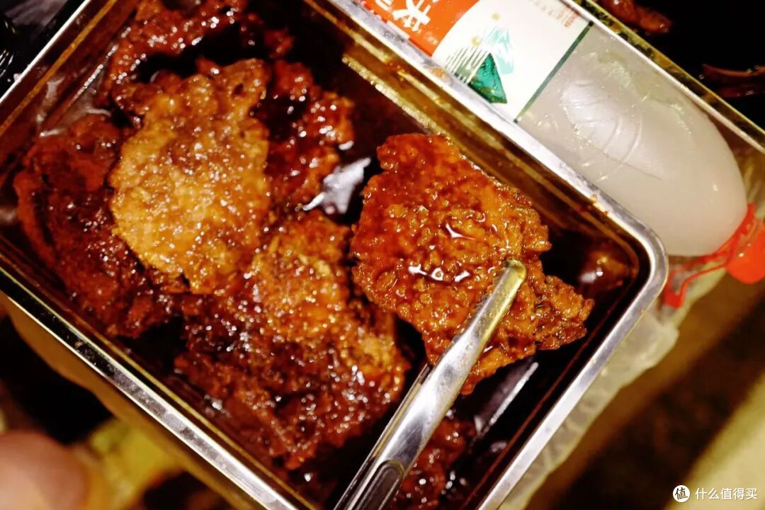 猪油煎饺泰式拌川，排队取号等了一小时才吃上，路边摊也这么卷!