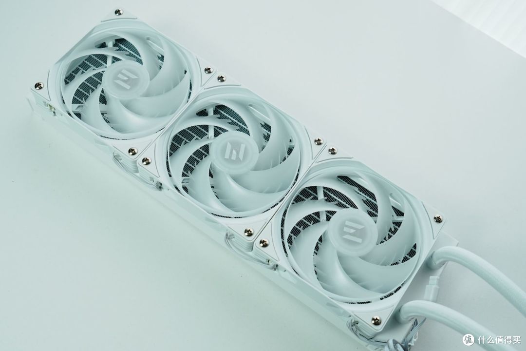 纯白怪兽！AMD装机秀：安耐美风屿K1机箱+电源+积木风扇+思民水冷