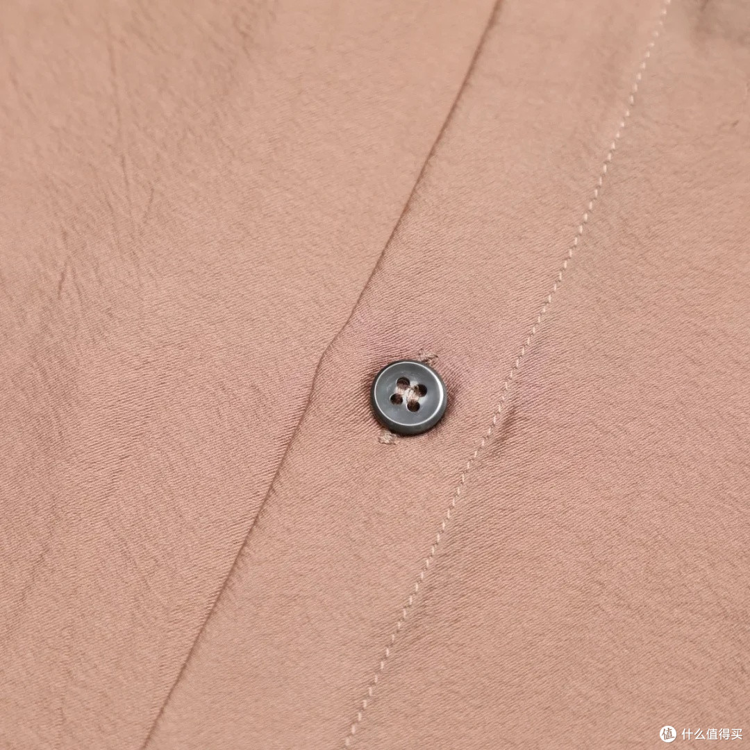 阿玛尼纯色衬衫：简约设计与舒适兼备