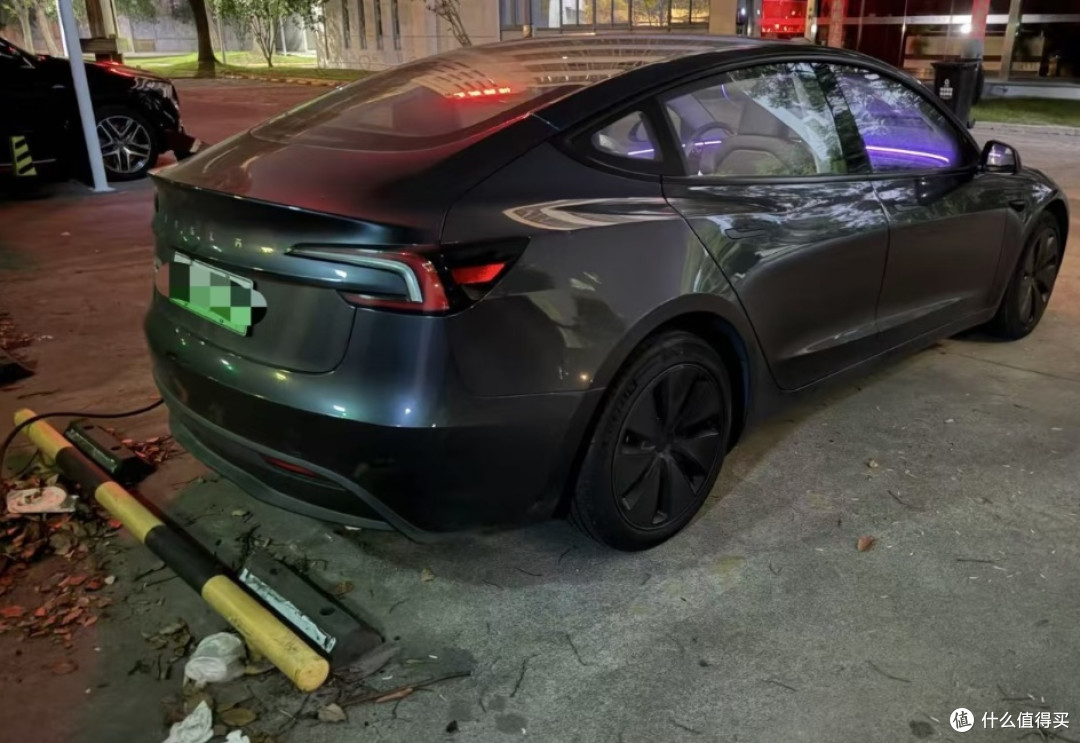 开着model3看着su7心动了