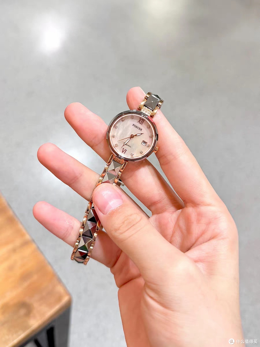 宝时捷8269女士石英表:理性选配饰