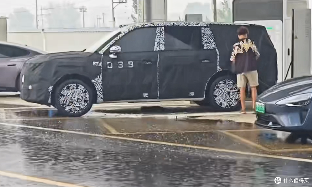 小米第三款新车曝光,对标揽胜代号“昆仑”,雷军正在试车