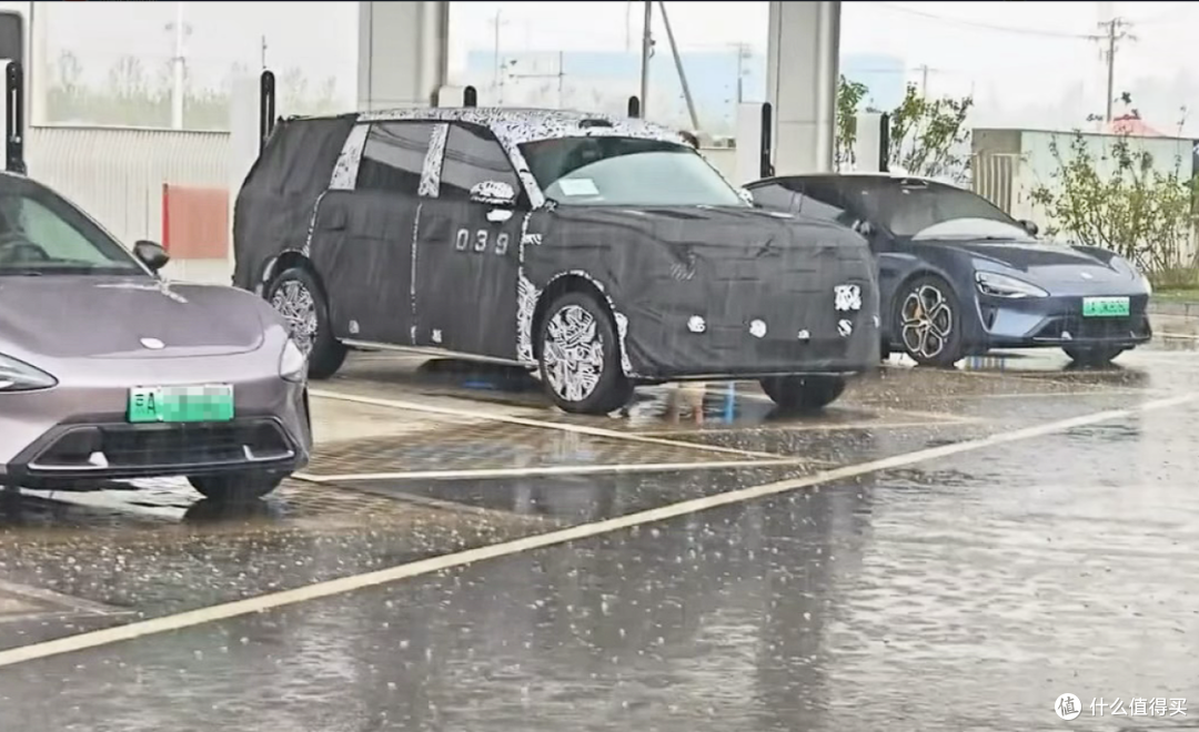 小米第三款新车曝光,对标揽胜代号“昆仑”,雷军正在试车