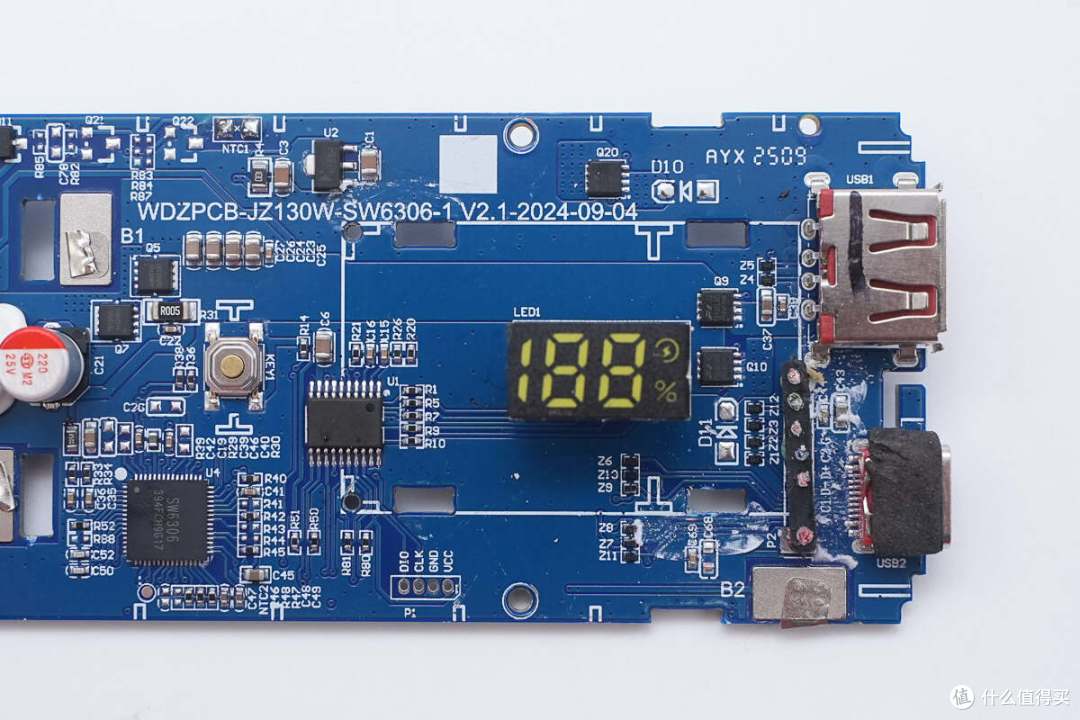 USB-C自带线可当提绳便携，京东京造165W大功率移动电源拆解
