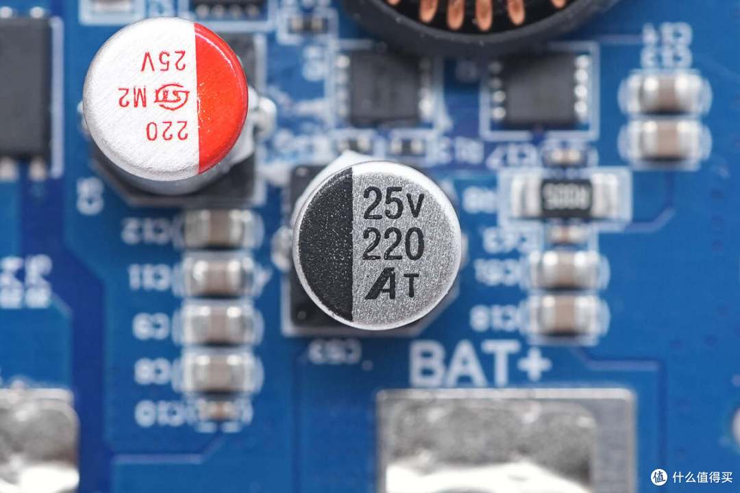 USB-C自带线可当提绳便携，京东京造165W大功率移动电源拆解