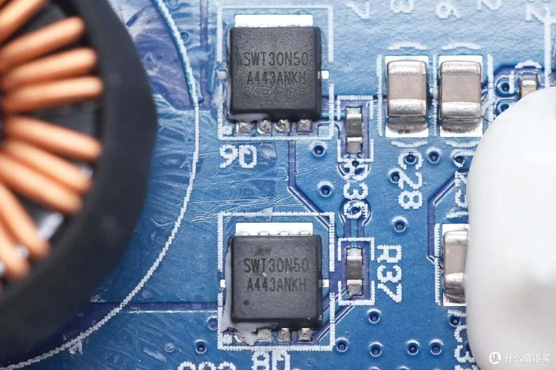 USB-C自带线可当提绳便携，京东京造165W大功率移动电源拆解
