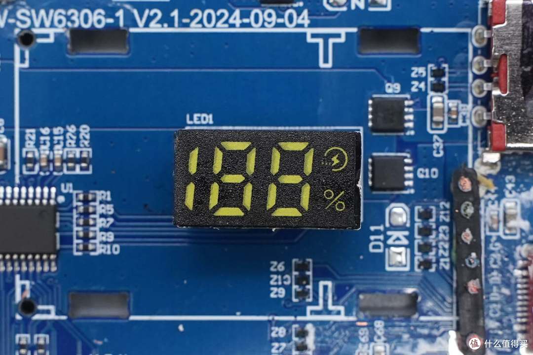 USB-C自带线可当提绳便携，京东京造165W大功率移动电源拆解
