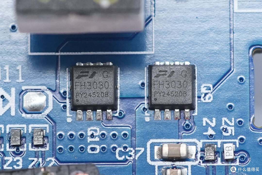 USB-C自带线可当提绳便携，京东京造165W大功率移动电源拆解