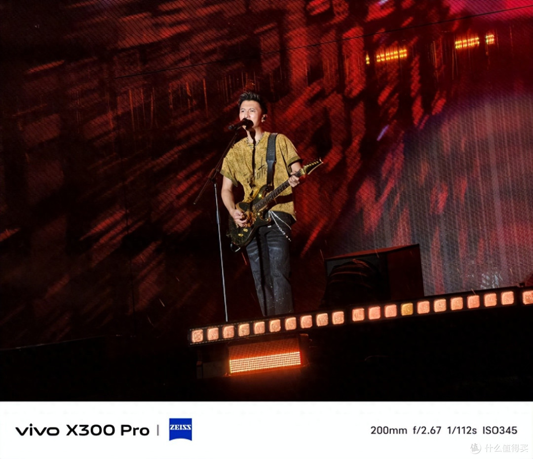 别再说手机拍现场都是渣！vivo X300的长焦厉害到犯规