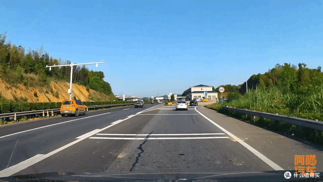 高速一免费就堵车,他们就是堵车的根源,你同意吗?