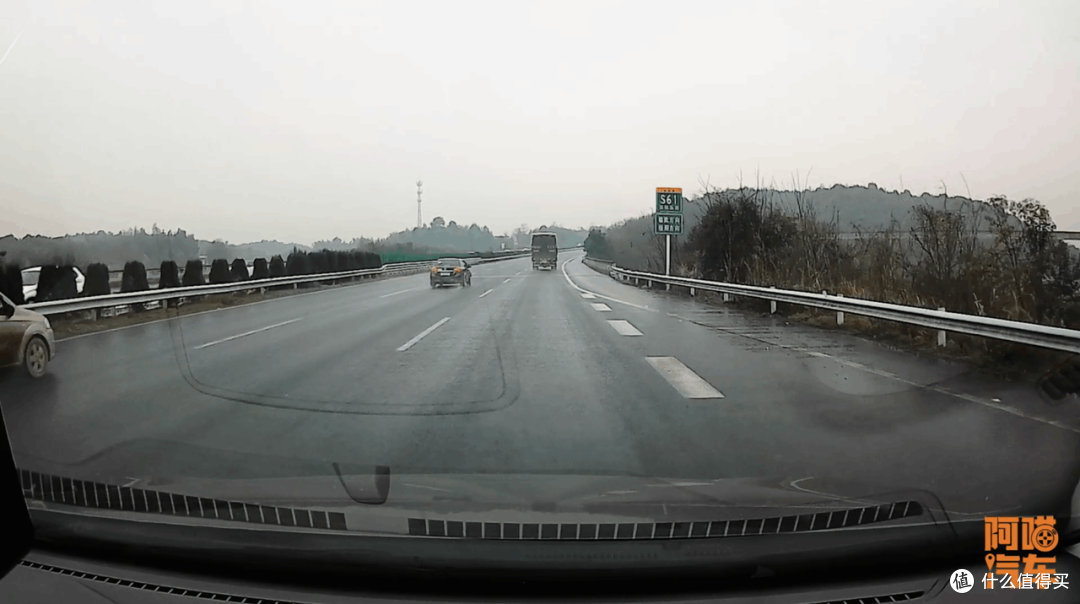 高速一免费就堵车,他们就是堵车的根源,你同意吗?