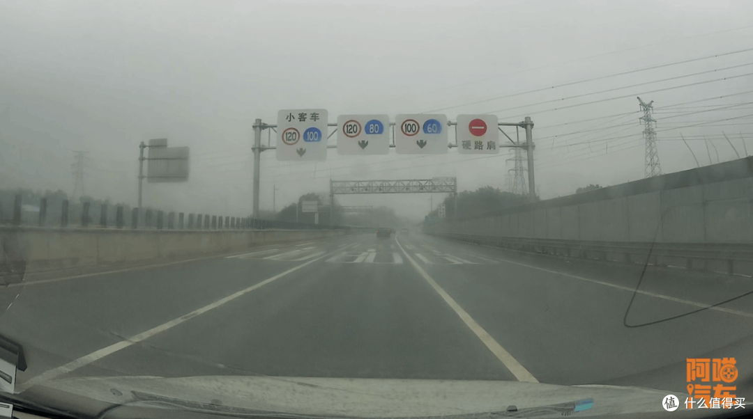 高速一免费就堵车,他们就是堵车的根源,你同意吗?