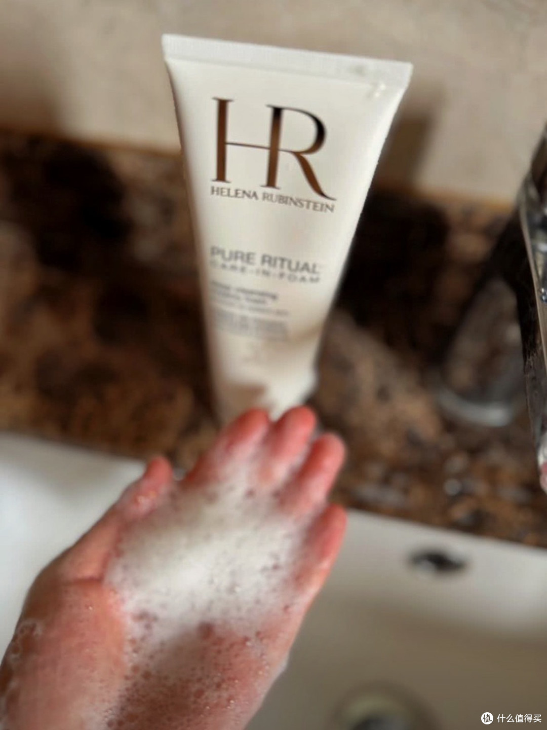 赫莲娜洁面慕斯，细腻泡沫清洁体验