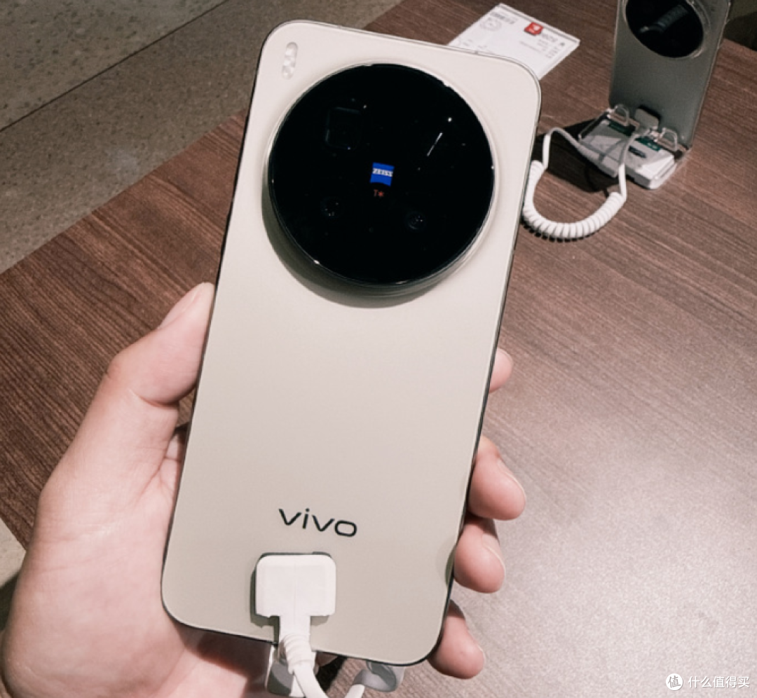 vivo突然发布两款新机,2亿像素+天玑9500,开卖直接“变相降价”