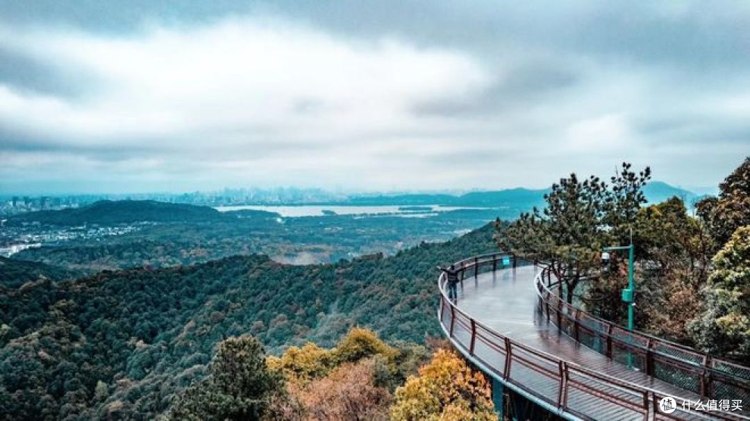 去乌鲁木齐红光山,看看蓝光湖观景台,秋天最美打卡地!