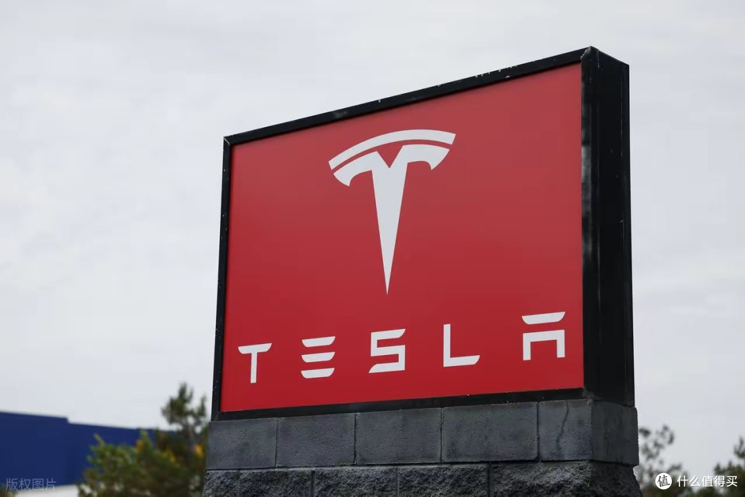 特斯拉FSD翻车!闯红灯还撞车,美国查288万辆,中国版丝毫不慌