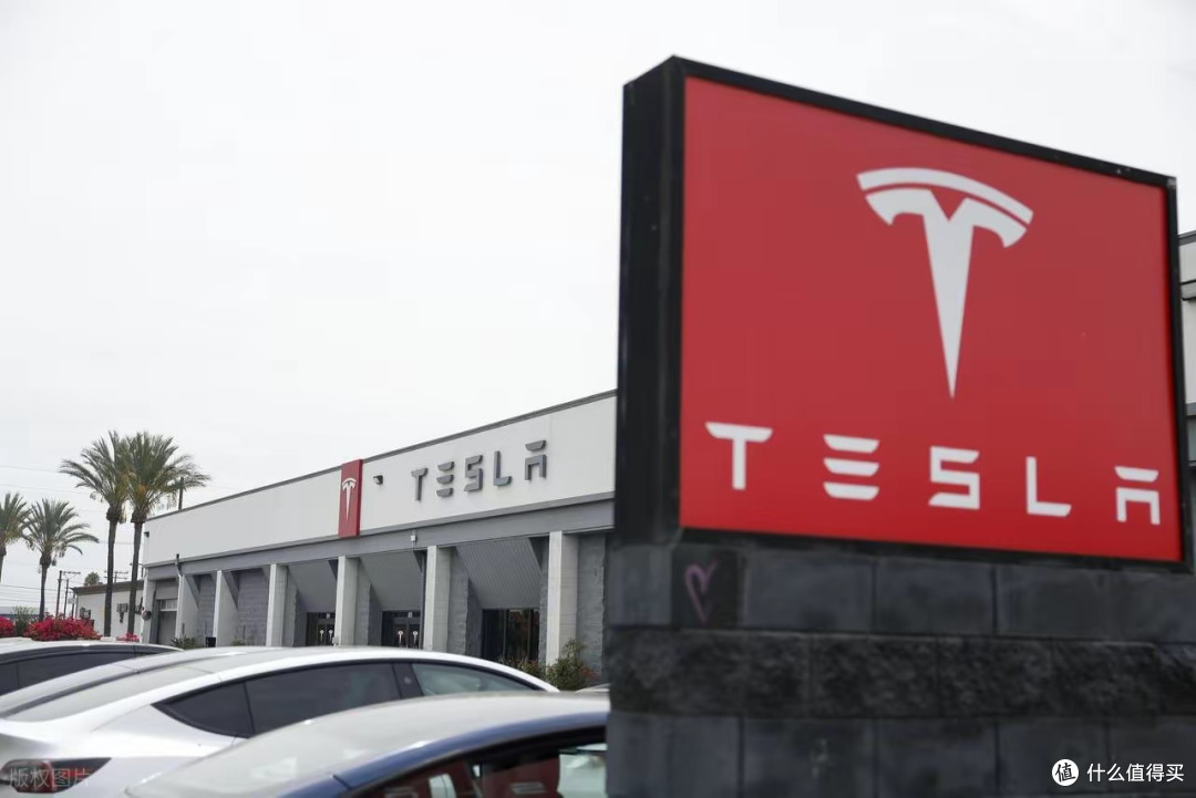 特斯拉FSD翻车!闯红灯还撞车,美国查288万辆,中国版丝毫不慌