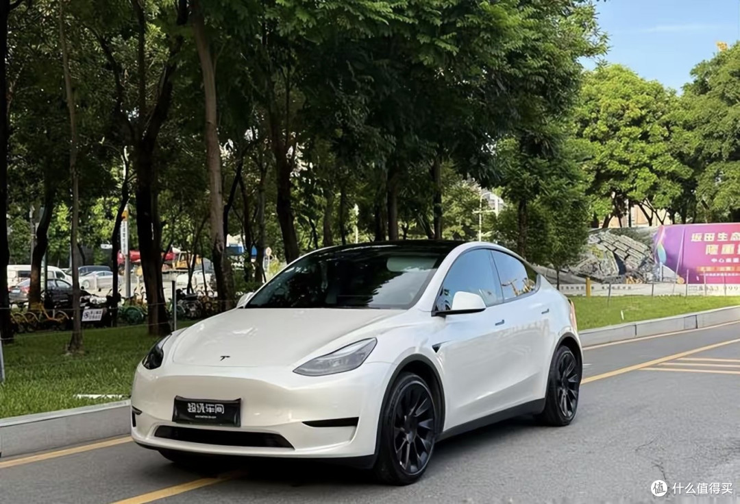 特斯拉FSD翻车!闯红灯还撞车,美国查288万辆,中国版丝毫不慌
