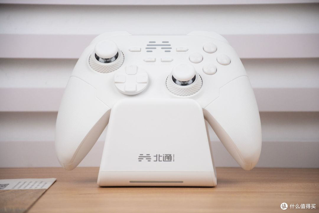 游戏手柄最强搅局者!百元价位挑战旗舰:新一代北通鲲鹏20绝尘白