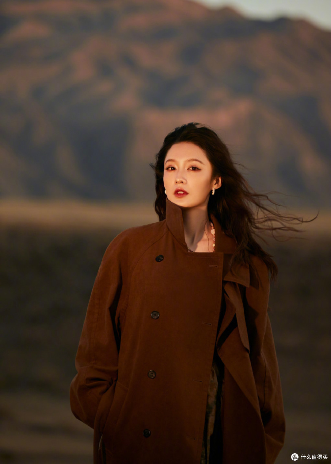 自由洒脱的时尚精灵!在旷野间的李沁,她是永不落幕的风景