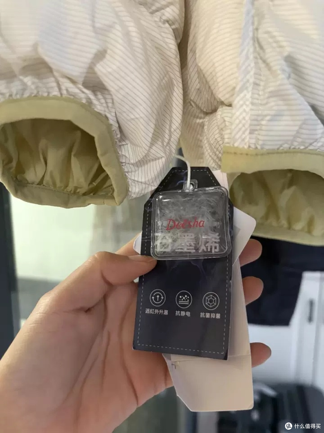 笛莎轻薄羽绒服:秋冬保暖新选择