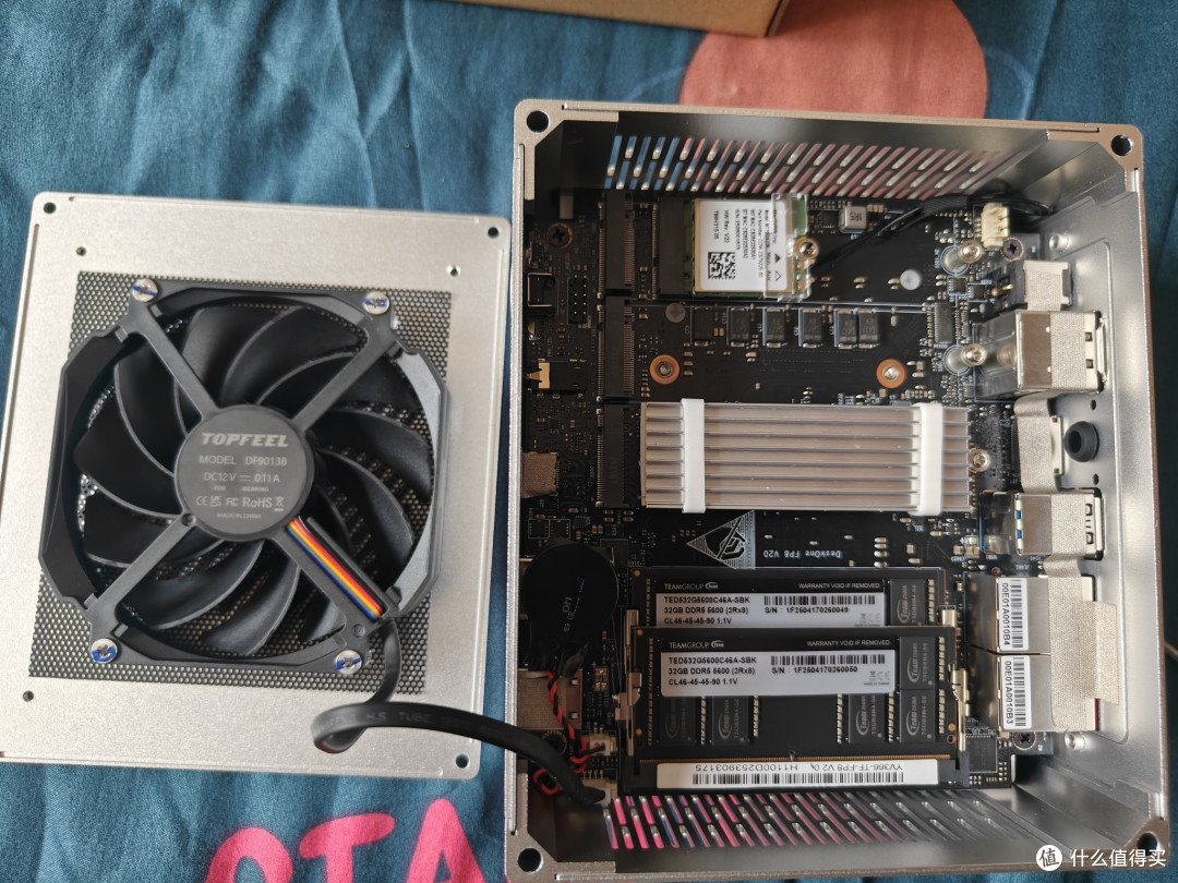 开底盖安装内存和硬盘