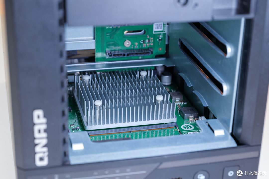 威联通TS-462C升级Qu805体验:3000多元8盘位的新旗舰NAS可真香