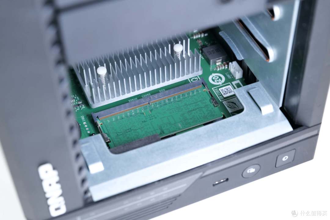 威联通TS-462C升级Qu805体验:3000多元8盘位的新旗舰NAS可真香