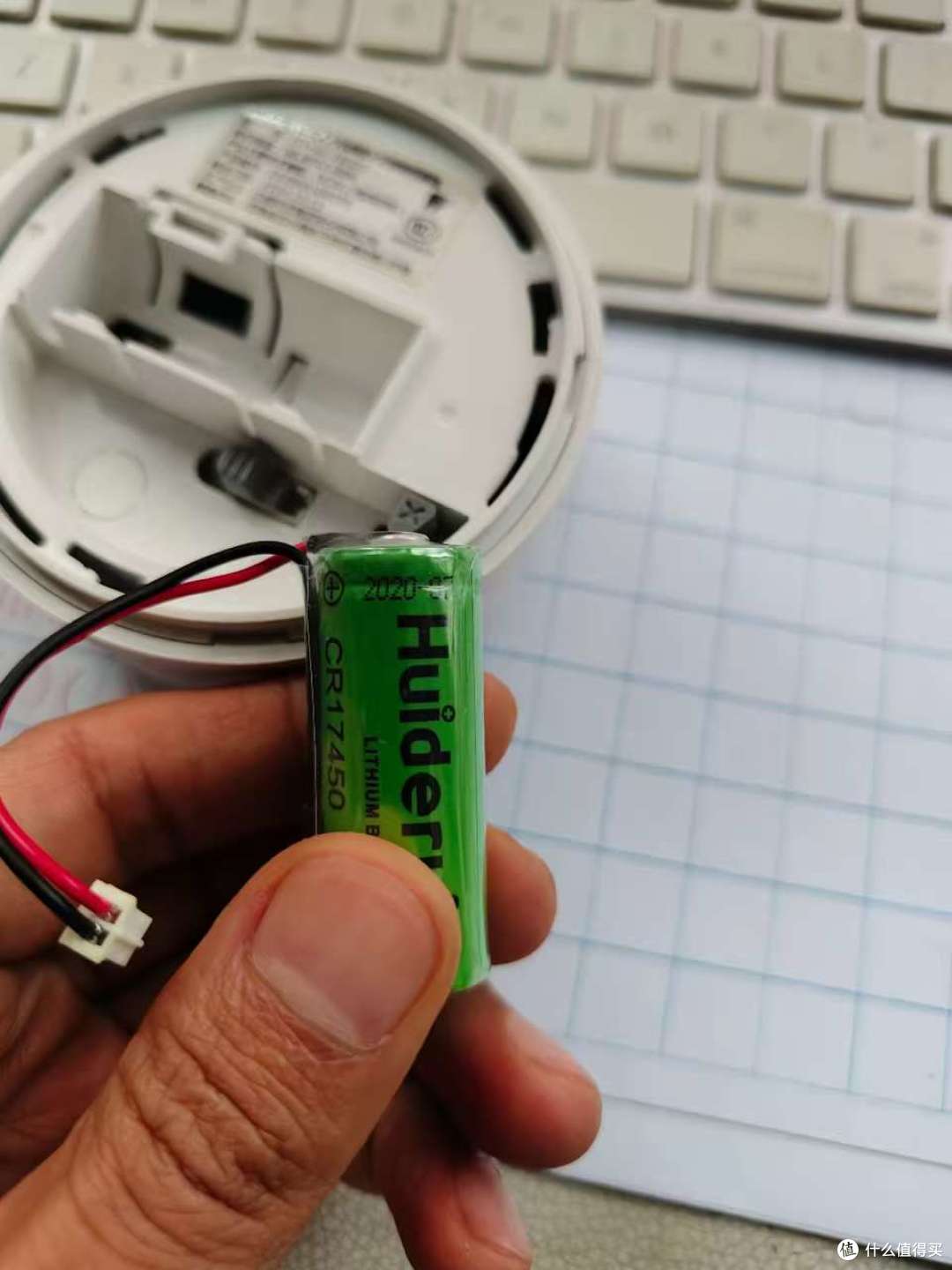 给用了快5年的烟雾报警器换电池