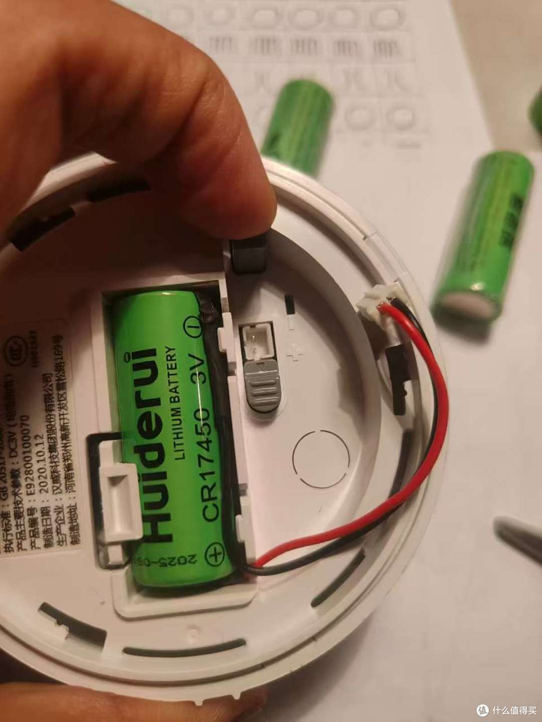 给用了快5年的烟雾报警器换电池