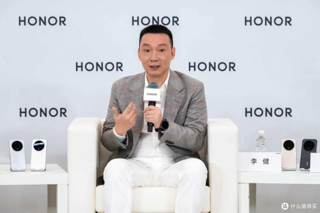 ​荣耀Magic8系列的炸裂开新局，背后是在重构“技术护城河”