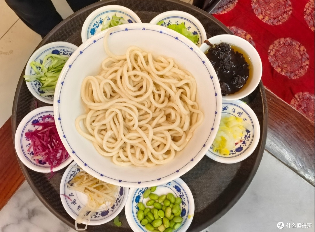 城市里地道小吃探秘:比如北京炸酱面、上海生煎包、广州肠粉