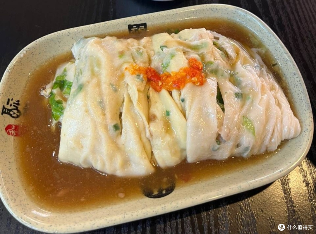 城市里地道小吃探秘:比如北京炸酱面、上海生煎包、广州肠粉