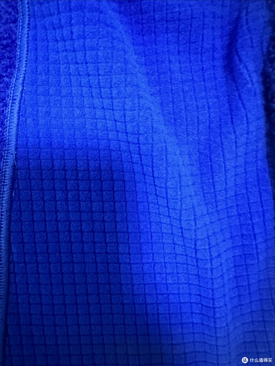 衣服两侧也是呼吸方格，增加透气