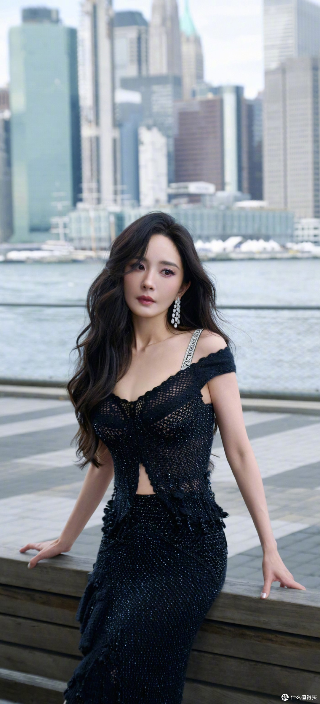 这也太美了吧!杨幂黑裙羽翼宛如都市缪斯,状态 “冻龄” 了