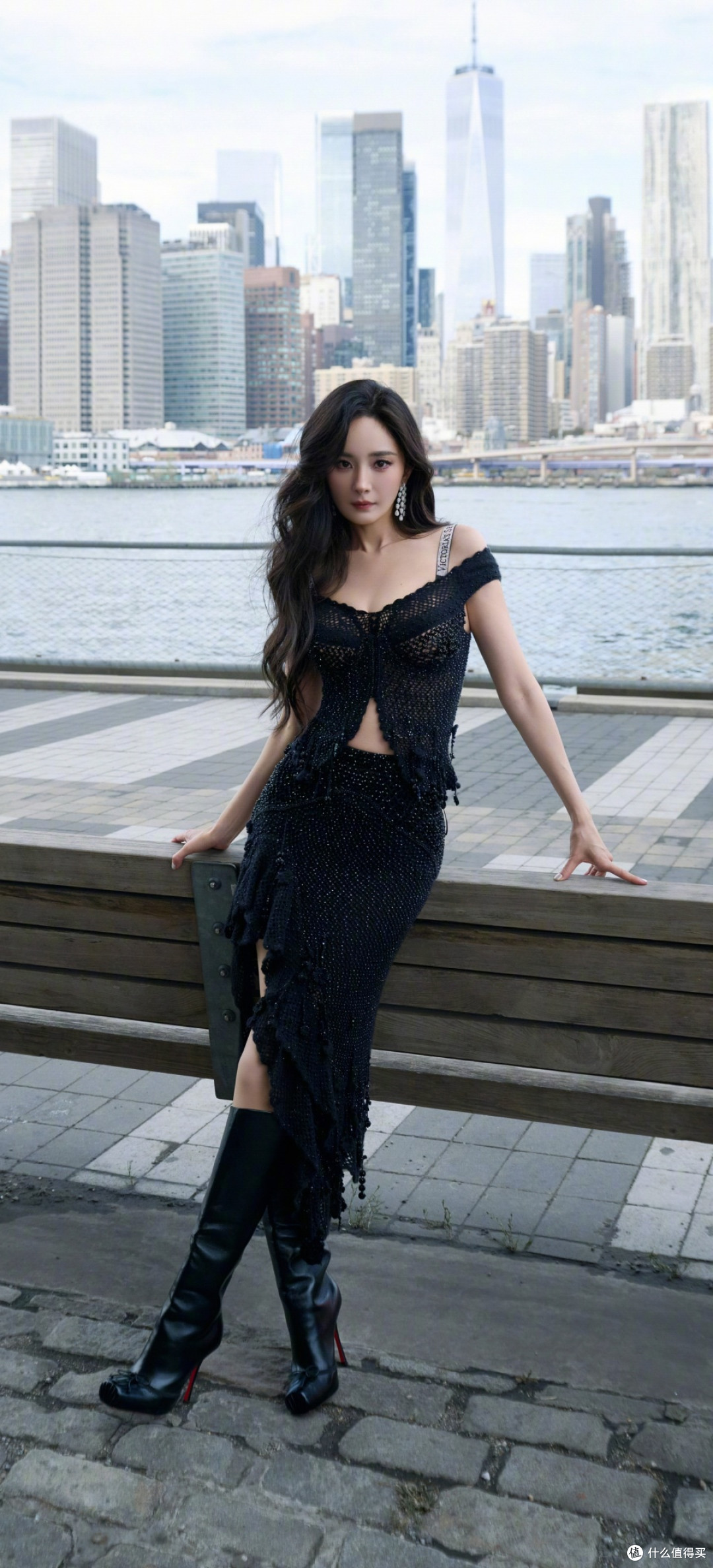 这也太美了吧!杨幂黑裙羽翼宛如都市缪斯,状态 “冻龄” 了