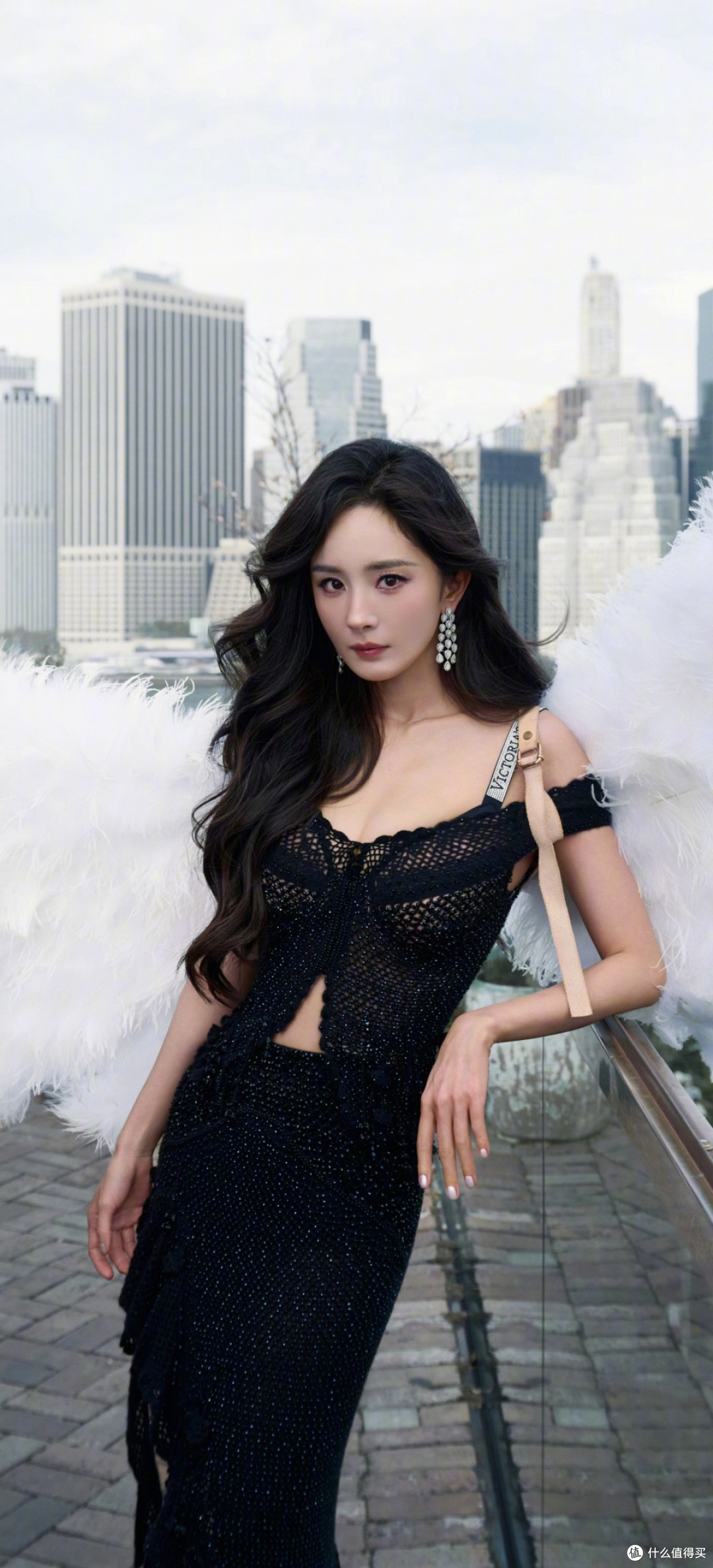 这也太美了吧!杨幂黑裙羽翼宛如都市缪斯,状态 “冻龄” 了