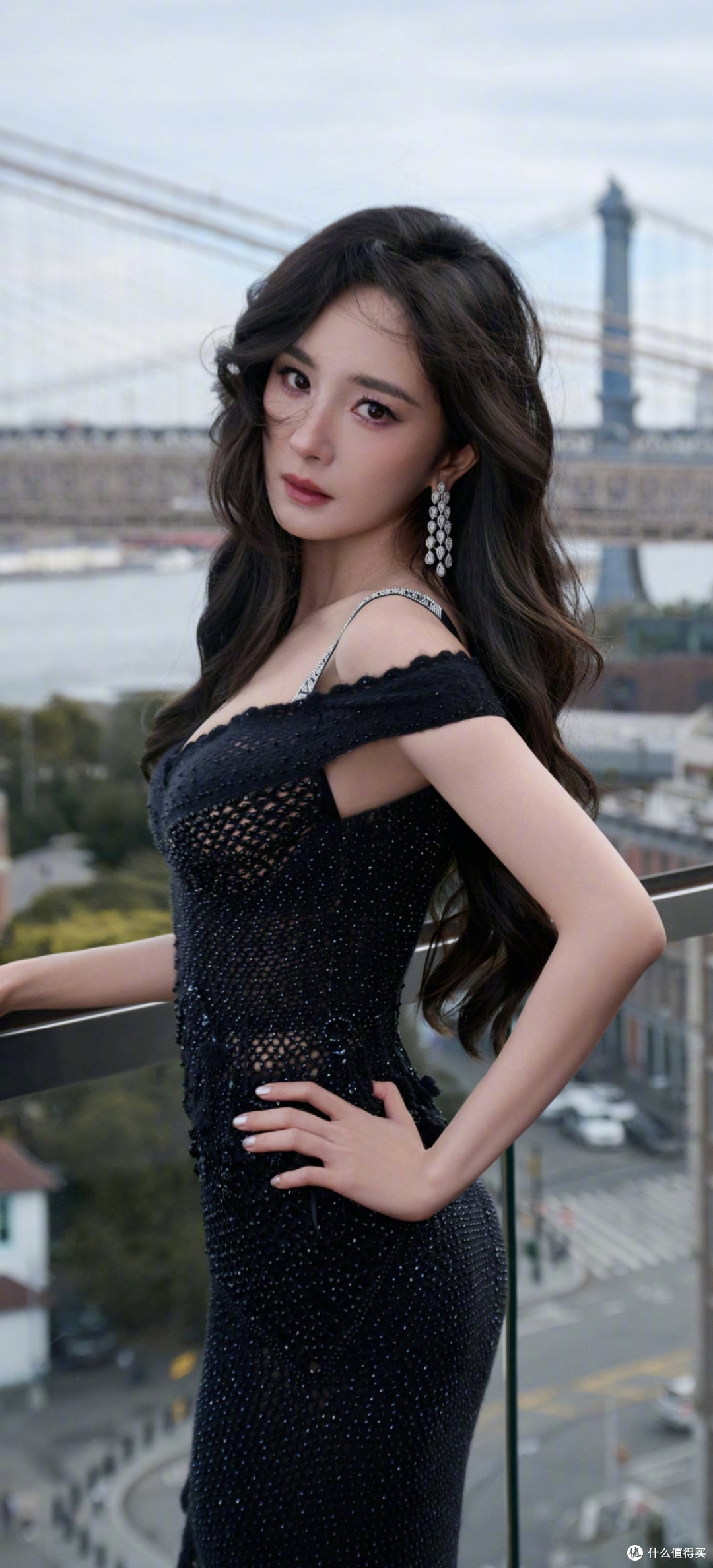 这也太美了吧!杨幂黑裙羽翼宛如都市缪斯,状态 “冻龄” 了