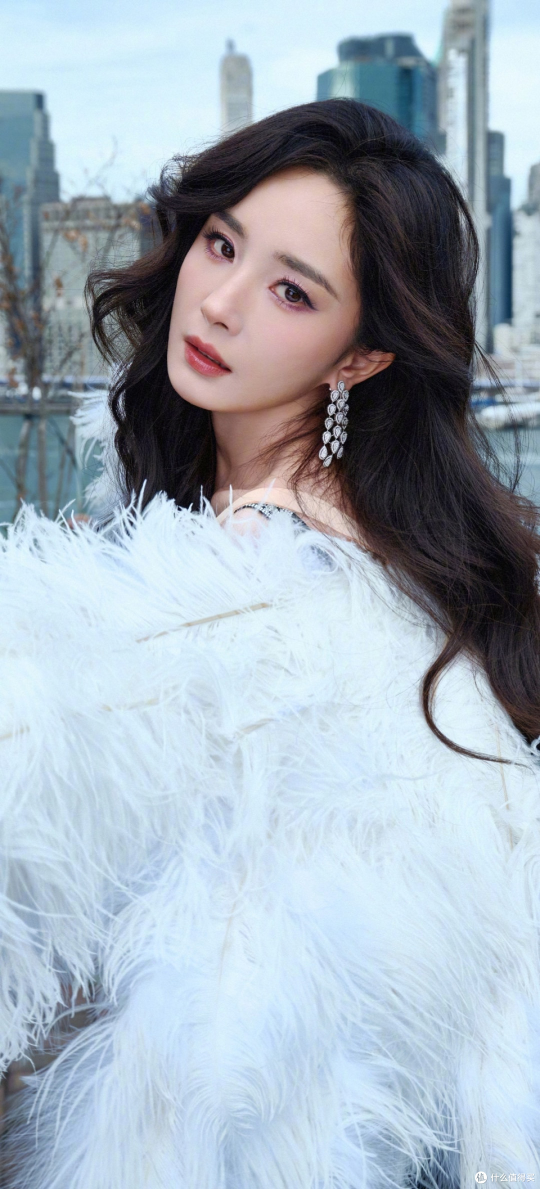 这也太美了吧!杨幂黑裙羽翼宛如都市缪斯,状态 “冻龄” 了