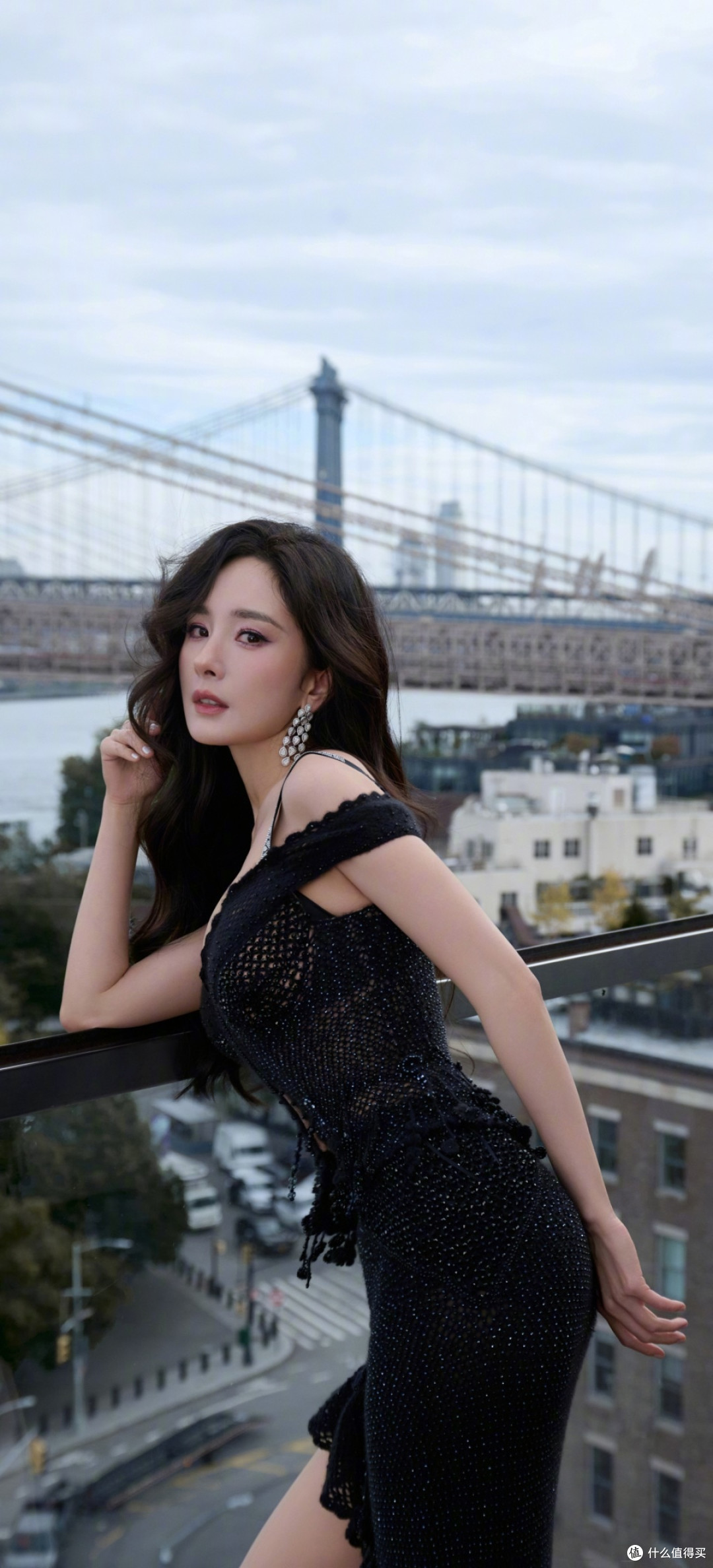 这也太美了吧!杨幂黑裙羽翼宛如都市缪斯,状态 “冻龄” 了