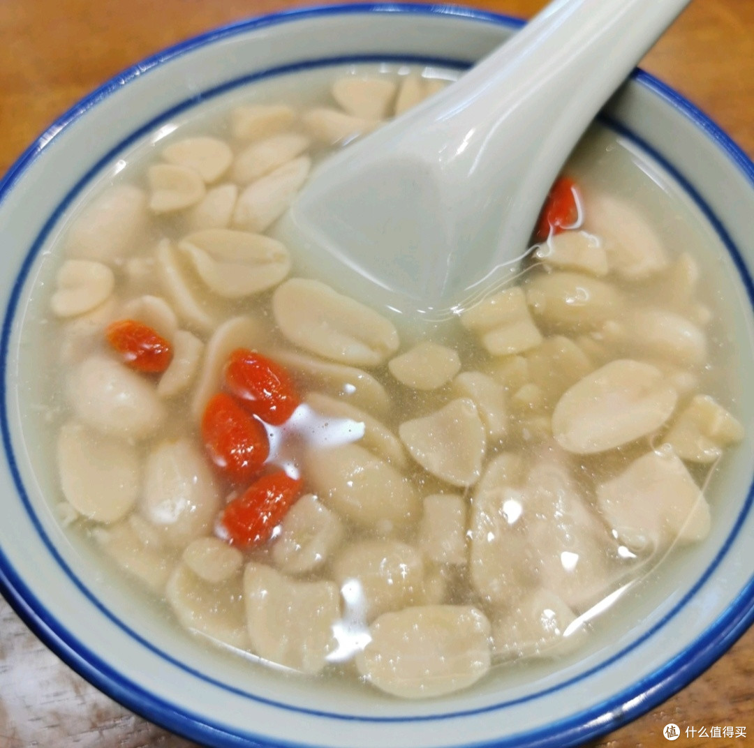 城市特色饮品打卡，例如杭州龙井茶，厦门花生汤的品鉴与背后故事